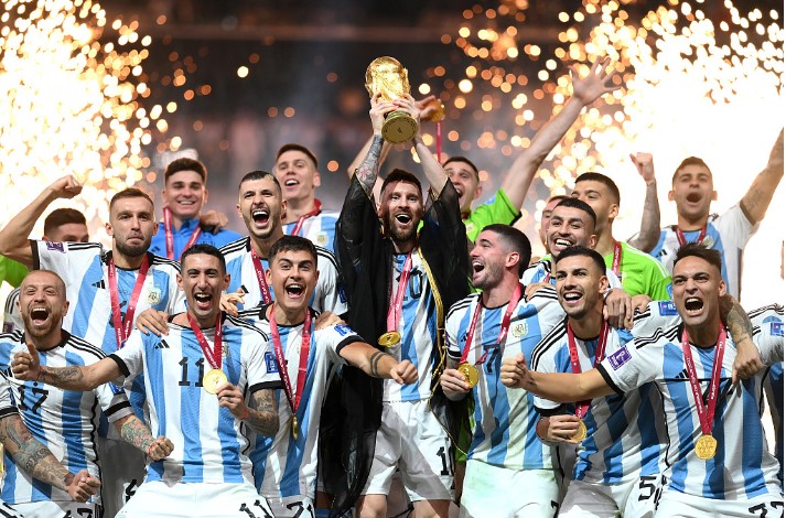 阿根廷人莱昂内尔·梅西在卢赛尔体育场击败法国队后举起世界杯奖杯。